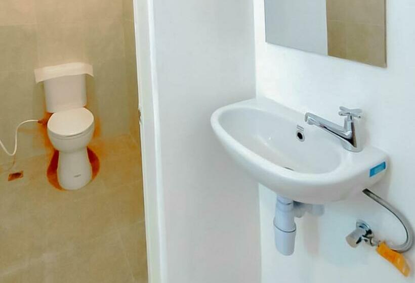 Номер Стандарт, Reddoorz Near Prujakan Station Cirebon