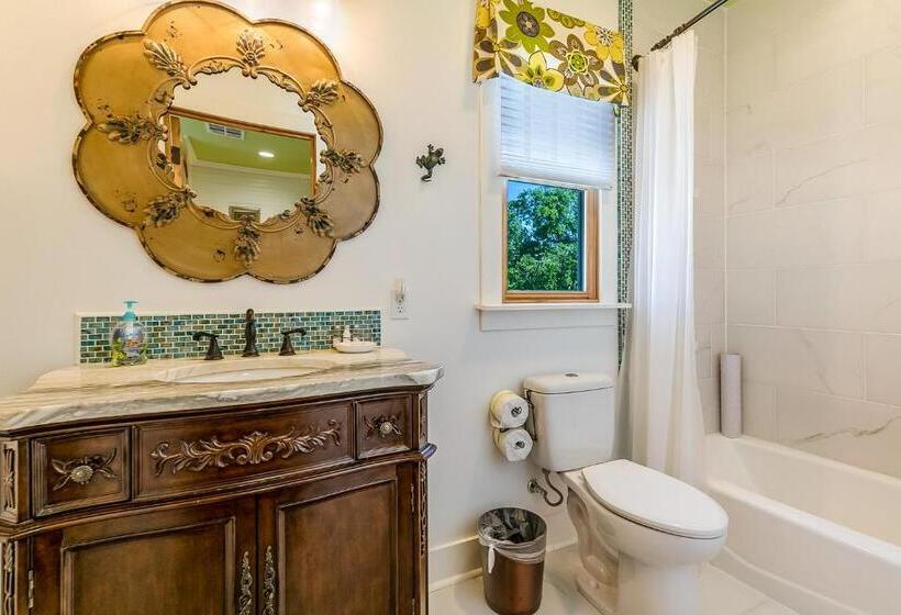 Люкс Кровать Кинг, De La Bleau B&b