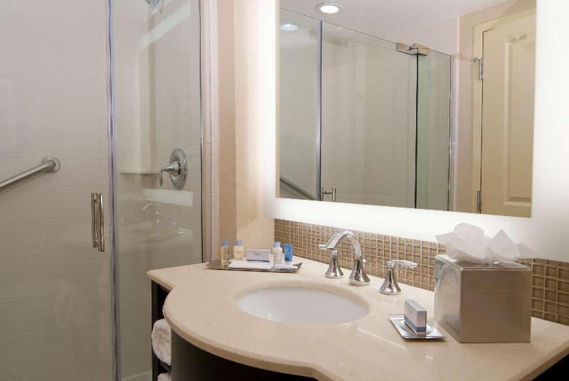 이그제큐티브 룸 킹사이즈 침대, Doubletree By Hilton  Sterling  Dulles Airport