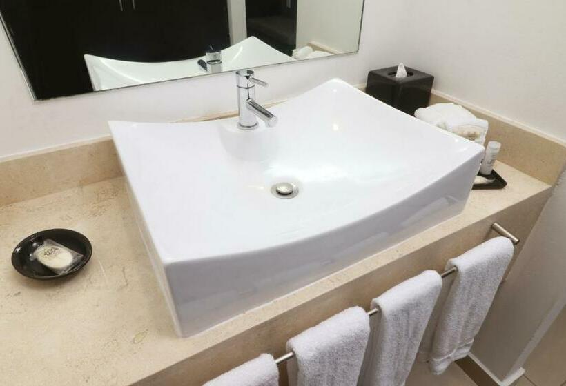 Номер Стандарт 2 Двуспальные Кровати, Wyndham Garden Guadalajara Acueducto