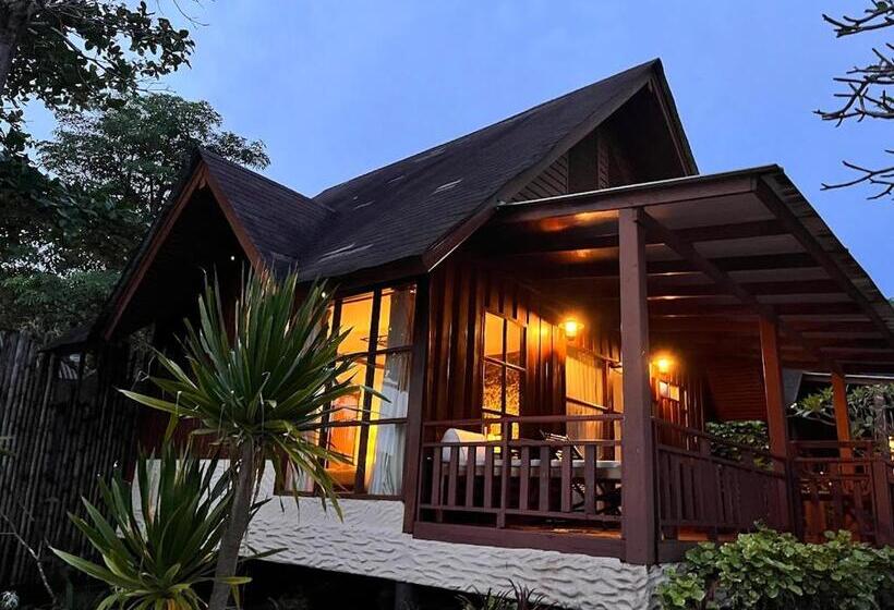 Deluxe Room View Sea with Balcony, Green Papaya Beach Resort, Koh Phangan