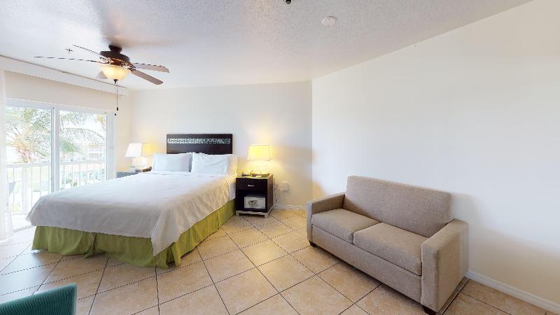 اتاق استاندارد با تخت بزرگ, Holiday Inn Resort Grand Cayman, An Ihg