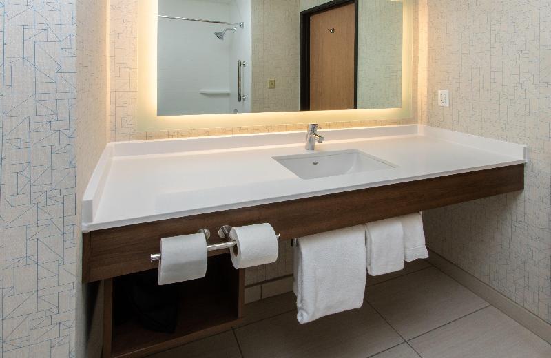 Люкс Кровать Кинг, Holiday Inn Express Hotel & Suites Roseville   Galleria Area, An Ihg