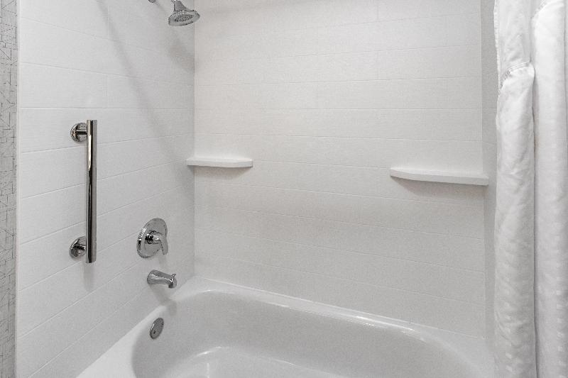 Люкс Кровать Кинг, Holiday Inn Express Hotel & Suites Roseville   Galleria Area, An Ihg