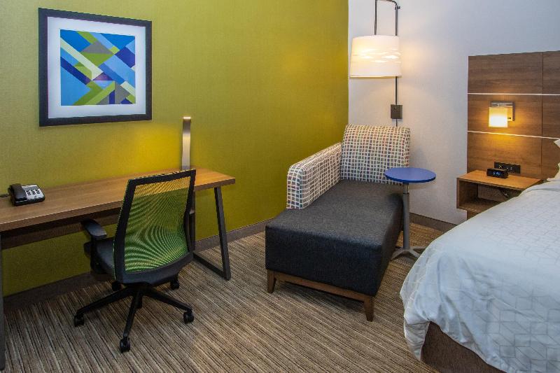 Люкс Executive Кровать Кинг, Holiday Inn Express Hotel & Suites Roseville   Galleria Area, An Ihg