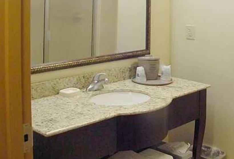 Quarto Estandar com Sacada, Hampton Inn & Suites Fredericksburg