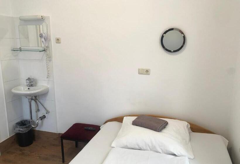 اتاق استاندارد یک نفره, Pension Schmellergarten