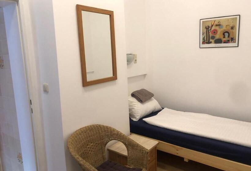 اتاق استاندارد یک نفره, Pension Schmellergarten