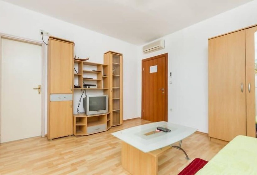 شقة غرفة واحدة, Villa Cezar