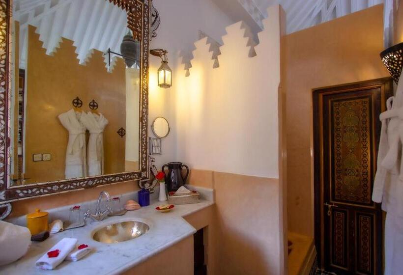 سوییت, Riad Kaiss By Anika