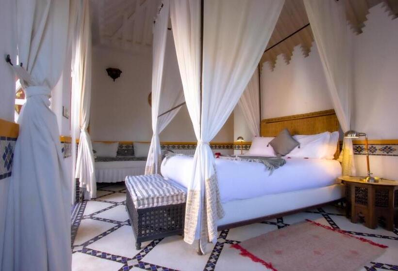 سوییت, Riad Kaiss By Anika