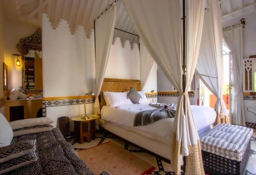 سوییت, Riad Kaiss By Anika