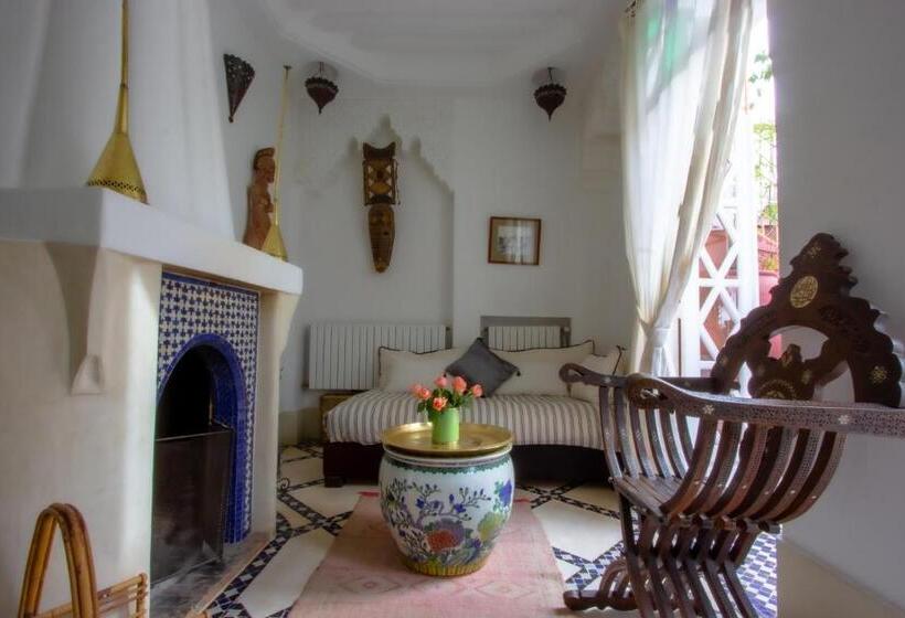 سوییت, Riad Kaiss By Anika