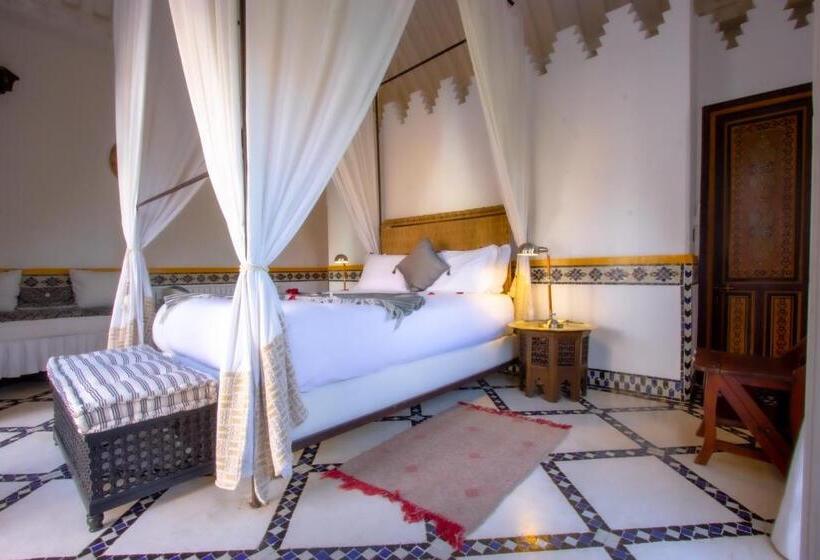 سوییت, Riad Kaiss By Anika