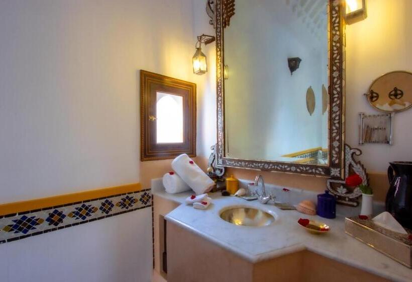 سوییت, Riad Kaiss By Anika