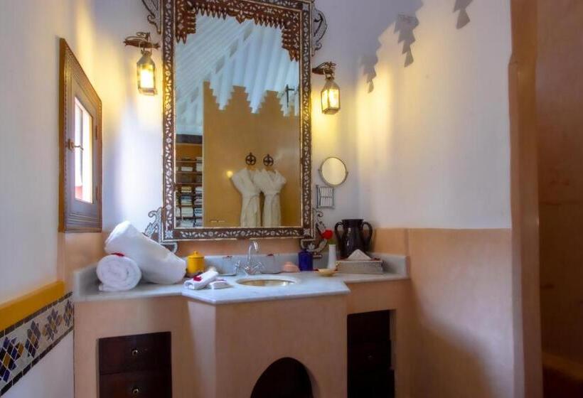 سوییت, Riad Kaiss By Anika