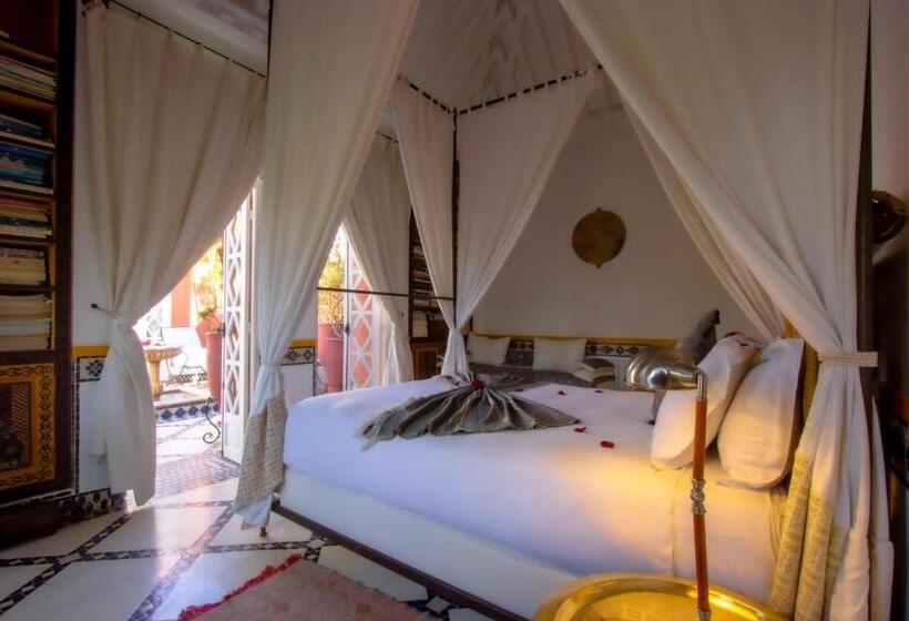 سوییت, Riad Kaiss By Anika