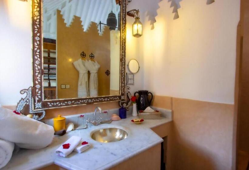 سوییت, Riad Kaiss By Anika