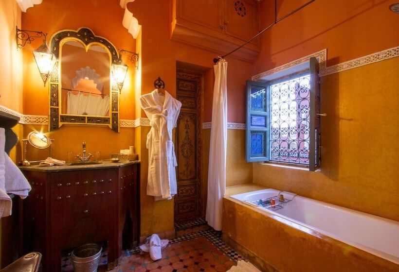 سوییت, Riad Kaiss By Anika