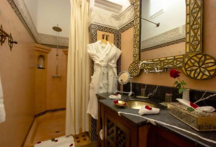سوییت, Riad Kaiss By Anika