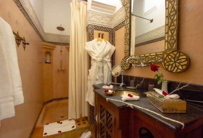 سوییت, Riad Kaiss By Anika