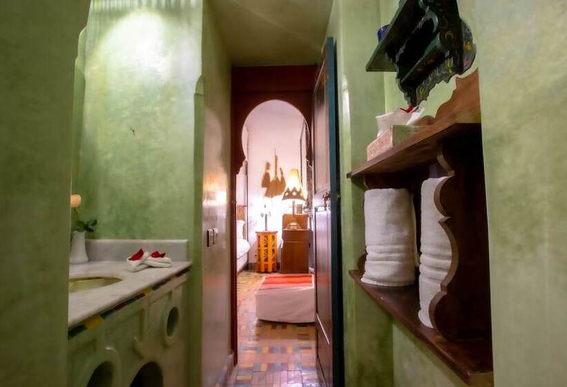 سوییت, Riad Kaiss By Anika