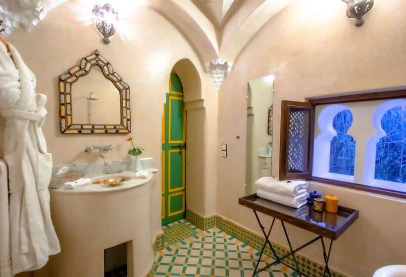 سوییت, Riad Kaiss By Anika