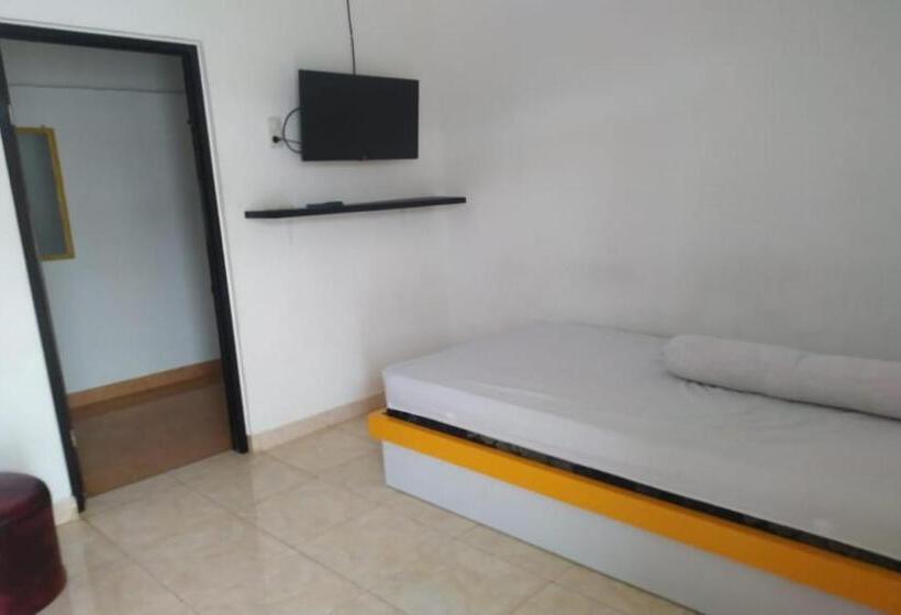 اتاق استاندارد یک نفره, Oyo 90699 Yellow White Guesthouse Palu