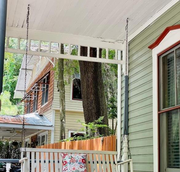 오두막, Grady House Bed And Breakfast
