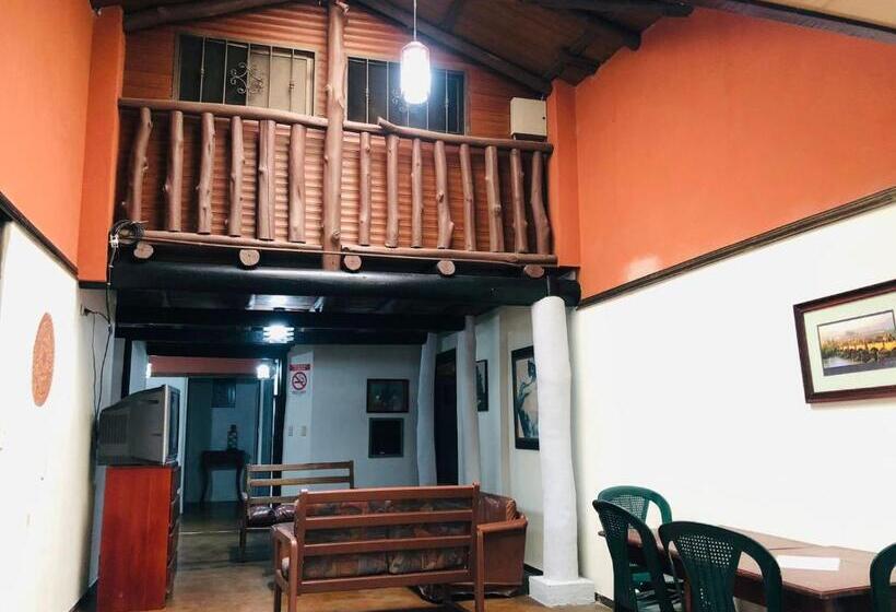 خانه 4 خوابه, ávita Lodge