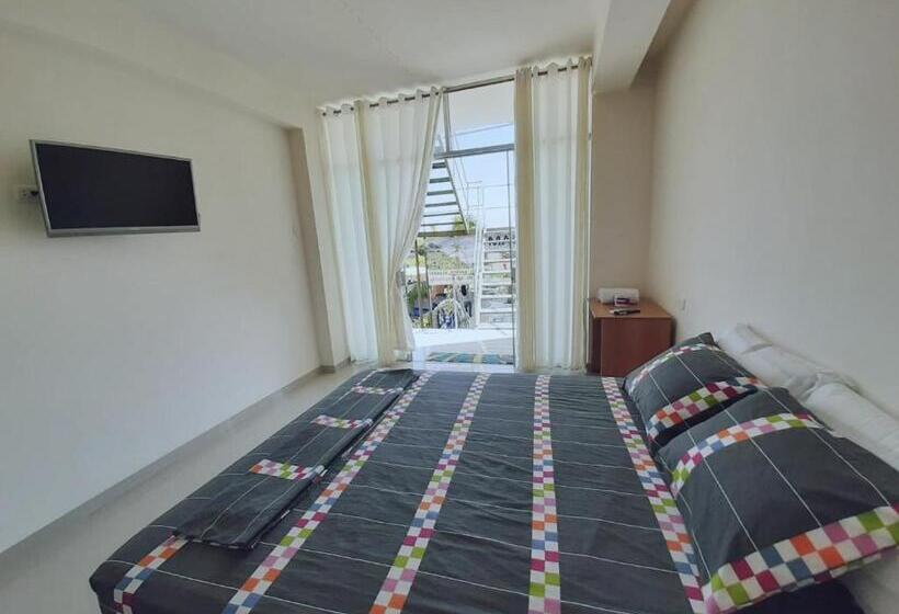 سوییت جونیور با چشم‌انداز استخر, Mau Suite&apartment