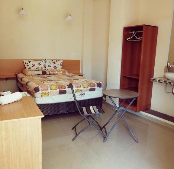 سوییت جونیور با چشم‌انداز استخر, Mau Suite&apartment
