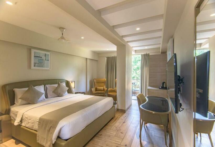 Premium Kamer met Uitzicht op het Zwembad, The Fern Residency Calangute Baga, Goa