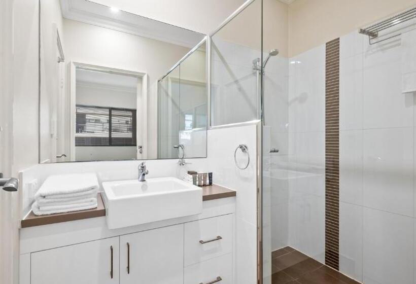 Superior 2-bedroom flat with a view, Dolphin Quay Apartments