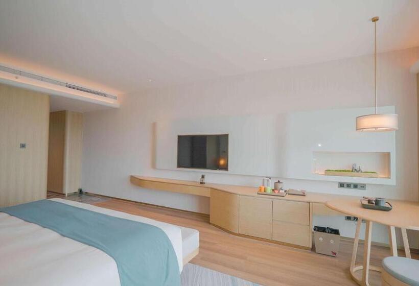 Superior room with lake view, Wyndham Garden Jinjiang