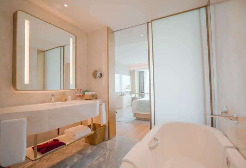 Superior room with lake view, Wyndham Garden Jinjiang