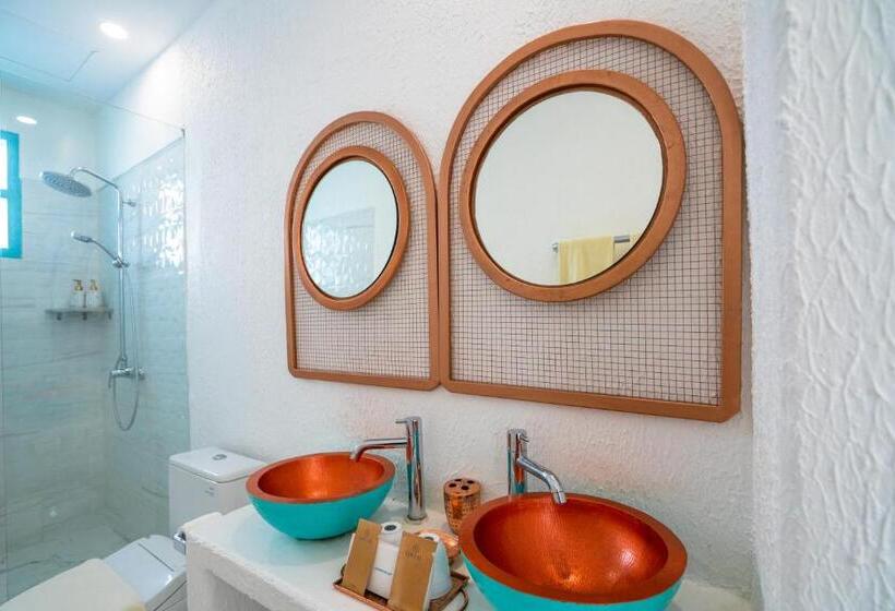 Полулюкс с Бассейном, Loccal Collection Hotel Komodo