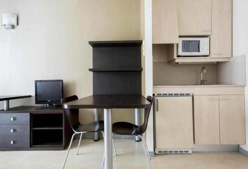 استودیو خانوادگی, Residencia Universitaria Damia Bonet