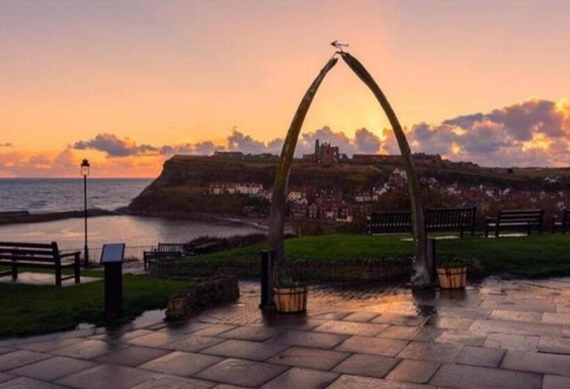 اتاق لوکس با تخت بزرگ, Whitby Central Close To Beach Pier Flowergate
