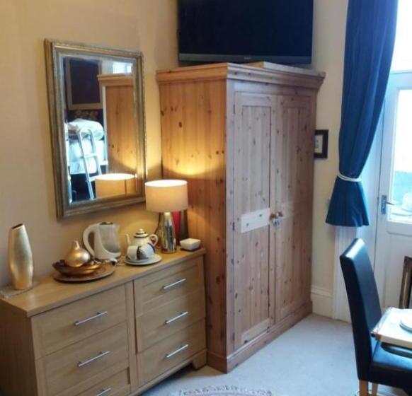 اتاق استاندارد چهارنفره با بالکن, Whitby Central Close To Beach Pier Flowergate