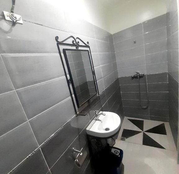 اتاق اکونومی, Salem Leksor