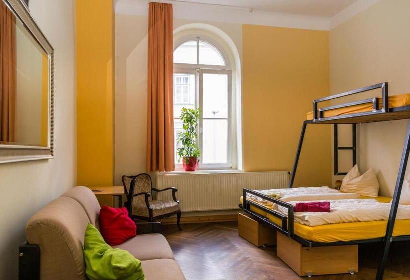 Номер Стандарт Трехместный, Opera Hostel