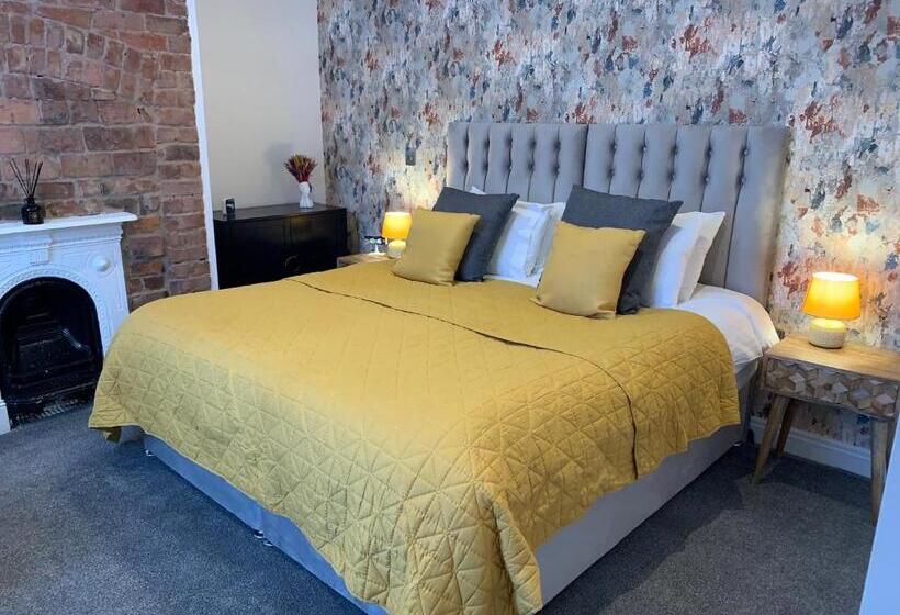 استودیوی لوکس, 46 Ashfield Rd, Altrincham