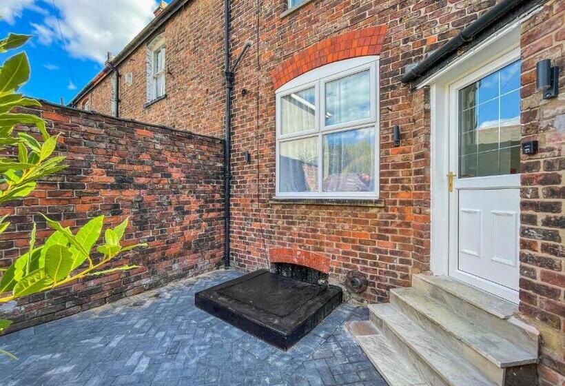 استودیوی لوکس, 46 Ashfield Rd, Altrincham