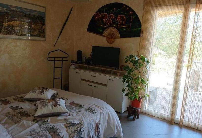 Номер Стандарт Вид на Бассейн, Villa Les Marmottes