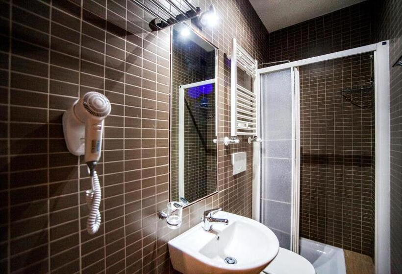 اتاق استاندارد سه تخته با سرویس بهداشتی مشترک, Funny Palace Hostel