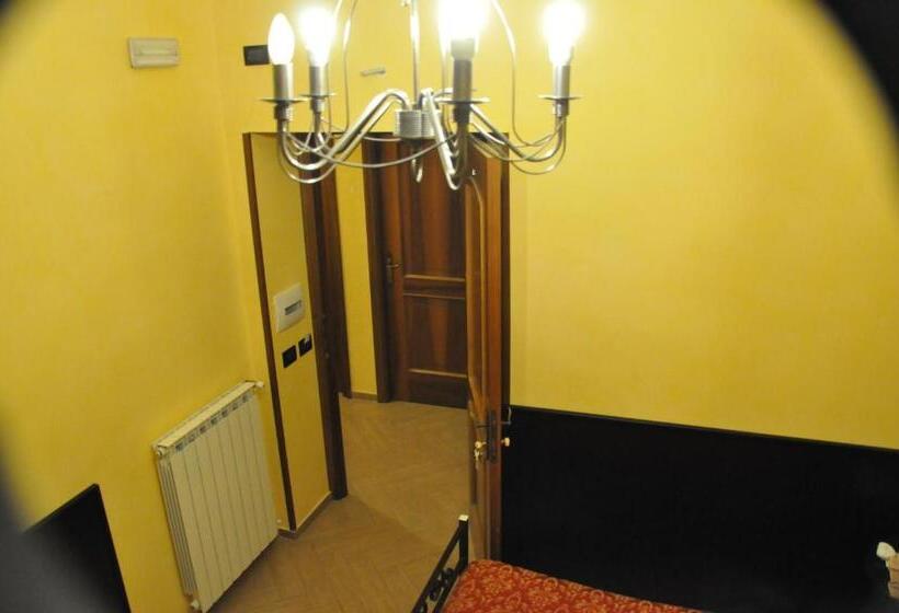 اتاق استاندارد چهارنفره با سرویس بهداشتی مشترک, Funny Palace Hostel