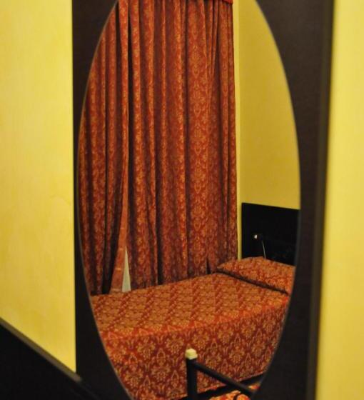 اتاق استاندارد با سرویس بهداشتی مشترک, Funny Palace Hostel