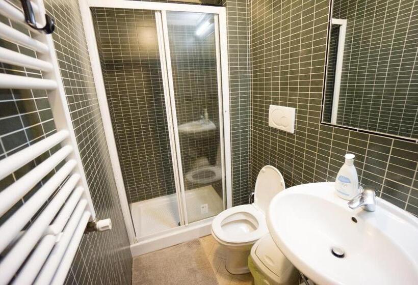 اتاق استاندارد سه نفره, Funny Palace Hostel