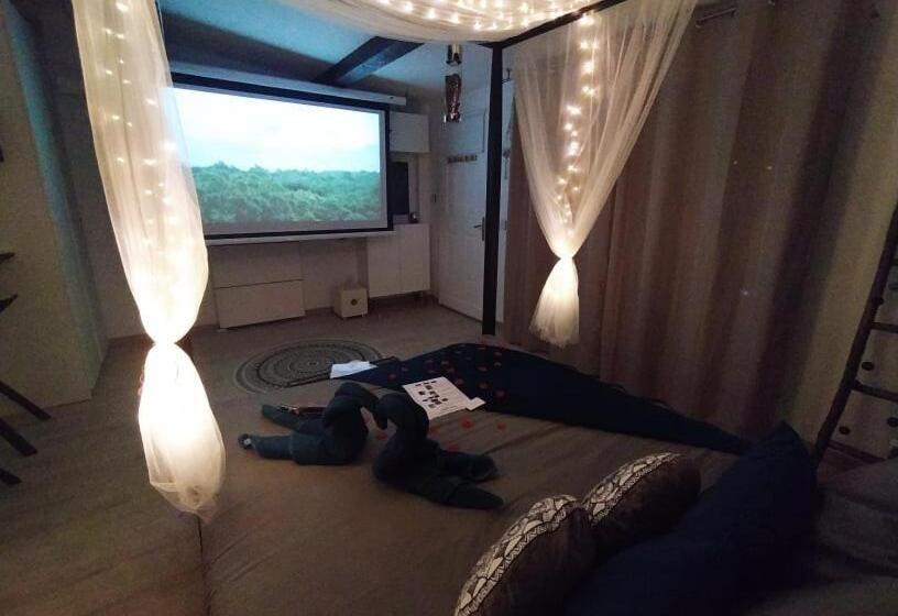 Номер Стандарт с Гидромассажем, A L Orée Des Pins   Gite Et Spa De 30 M2  Home Cinéma Et Massage En Sup